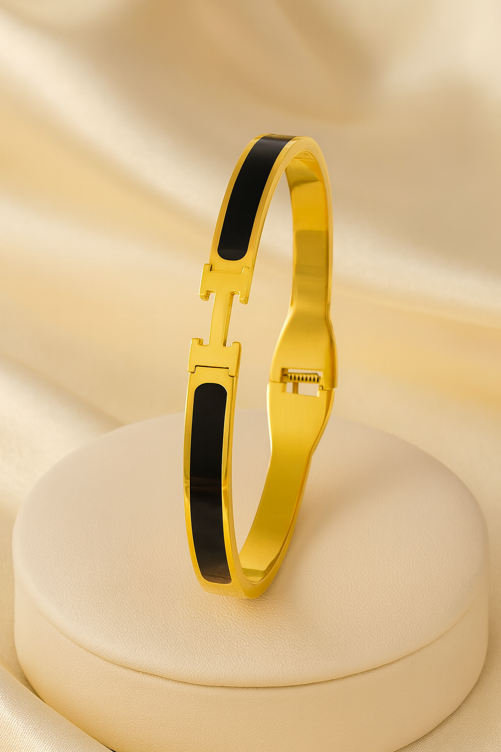 Harlow Bangle - Gold Tone